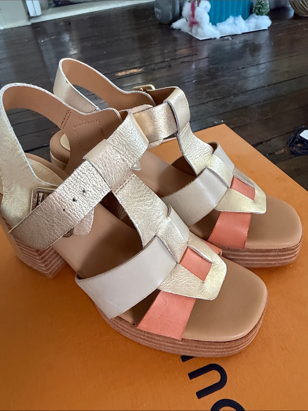 NWT- 💋FINAL OFFER💋 KORK EASE Mixed Metallic Gold, Cream & Peach Strappy Block